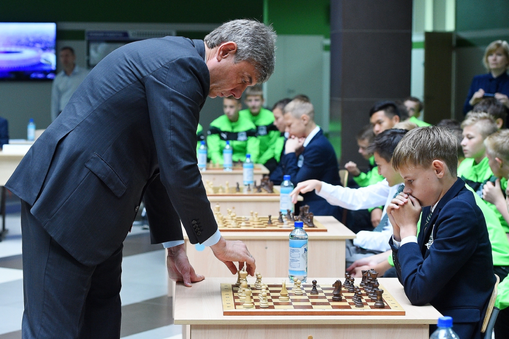 Сергей Галицкий играет в шахматы с воспитанниками
