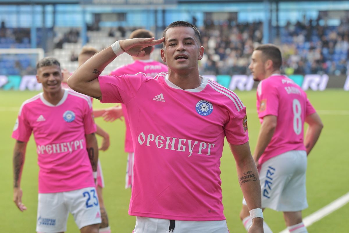 Розовая форма ФК «Оренбург» в сезоне 2023/24