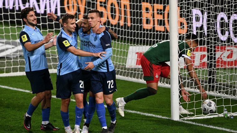 Футболисты «Ротора» празднуют гол в ворота «Локомотива»